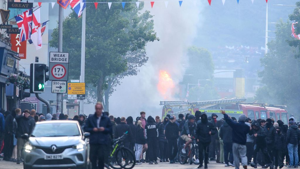 Belfastissa rajuja mielenosoituksia – taustalla ma
