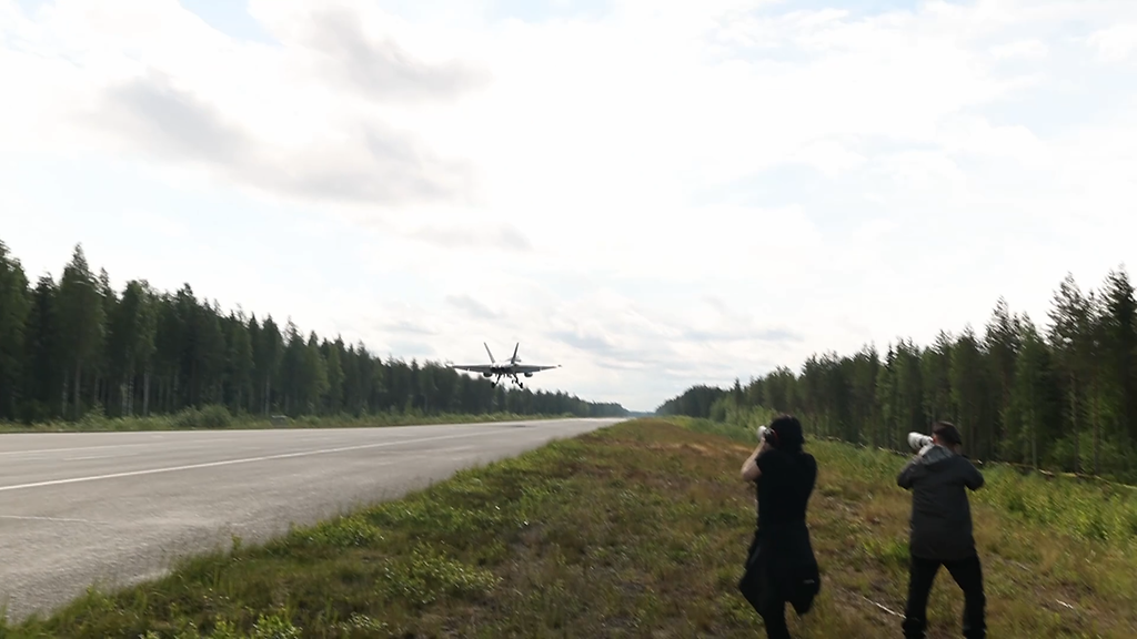 Suomen Hornet laskeutui maantielle Tervossa – kats