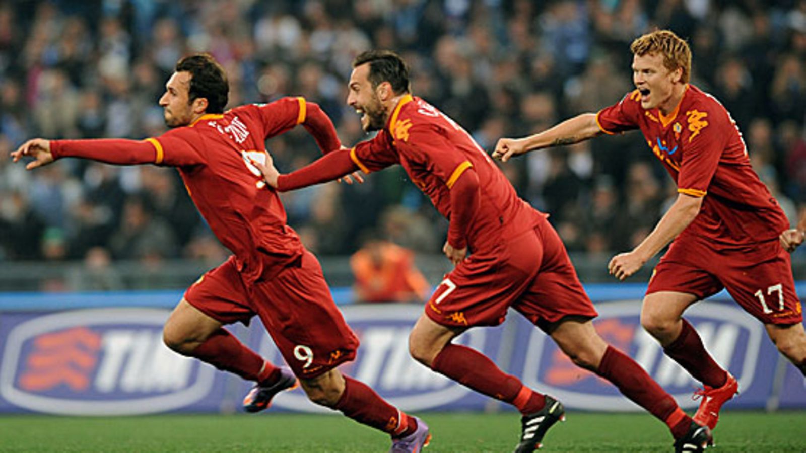 Mirko Vucinic (vasemmalla) on tehnyt 2-1-voittomaalin. Kuva: Claudio Onorati/EPA.