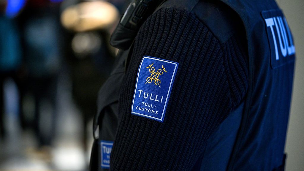 Huojuva tullimies jämähti virka-autolla marketin pihaan – sitten paikalle soitettiin poliisi