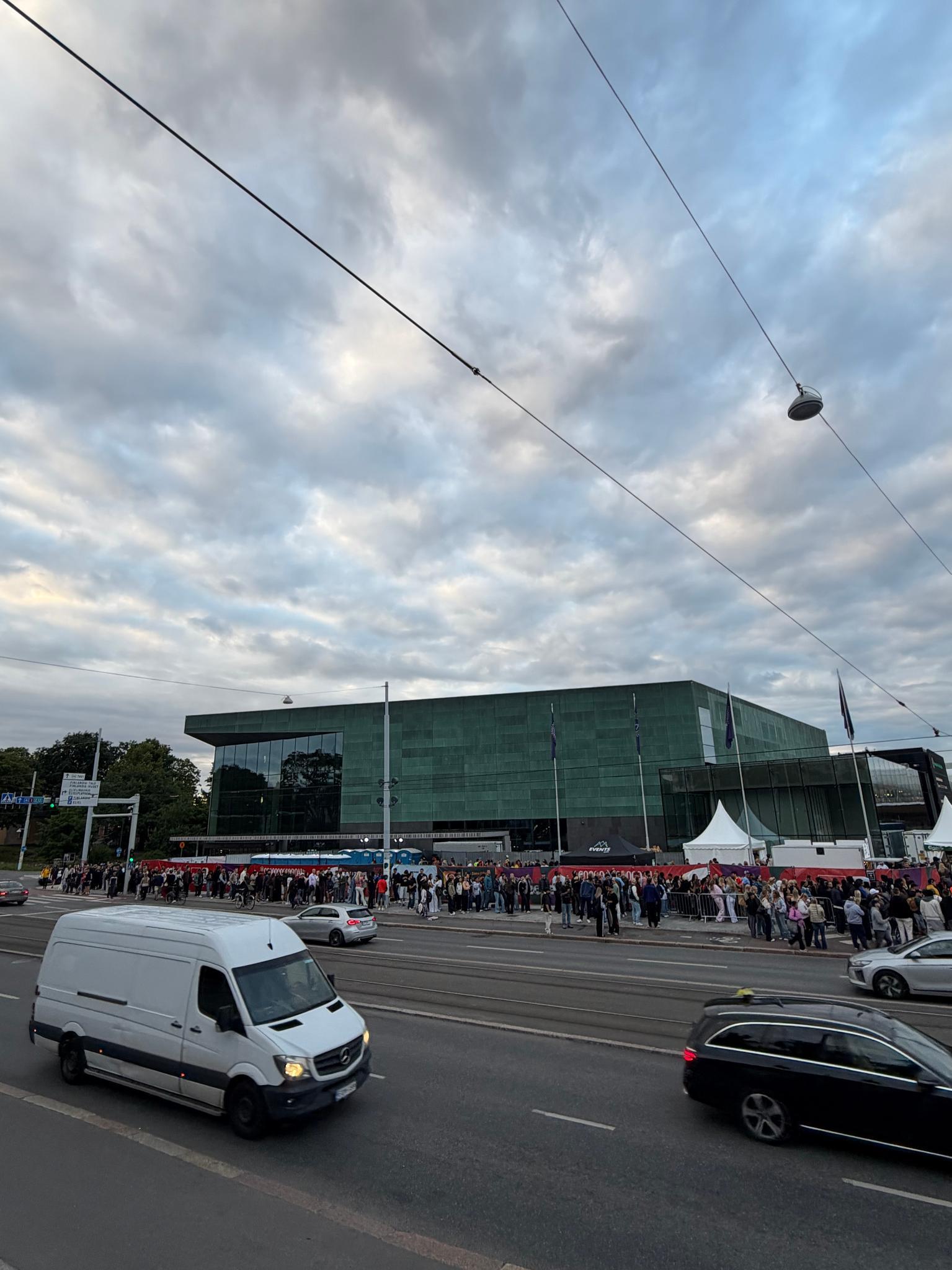 MM-kisojen fanialueelle Helsingissä jonotetaan loppuottelun alla.