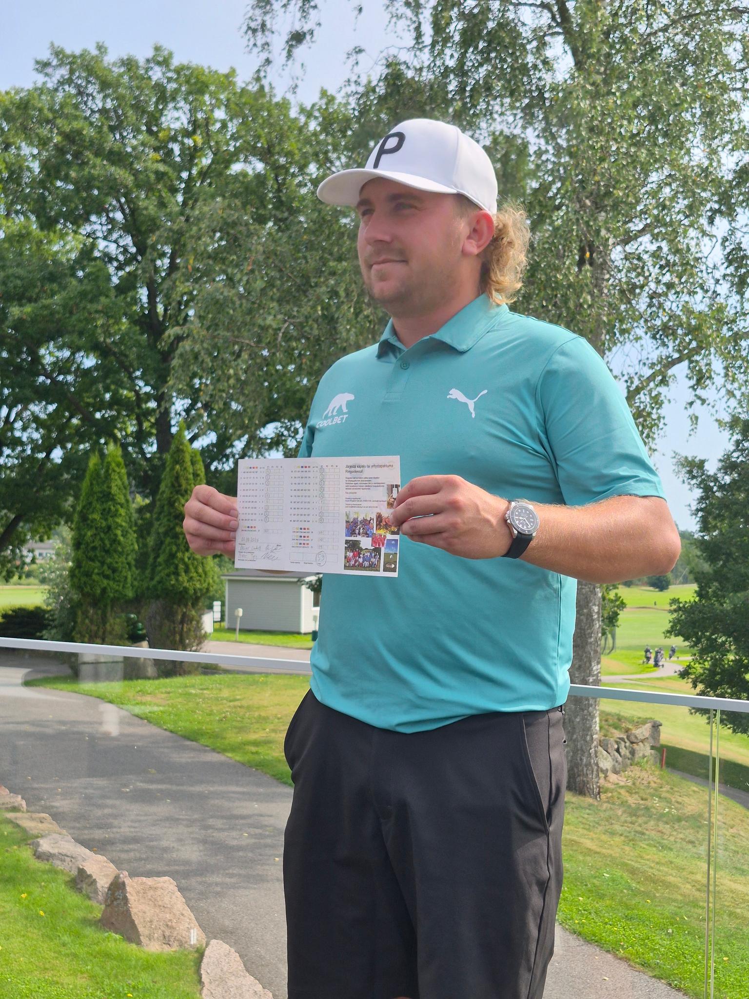 Oliver Lindell esitteli kenttäennätyskorttiaan Ringside Golfissa viime viikolla.