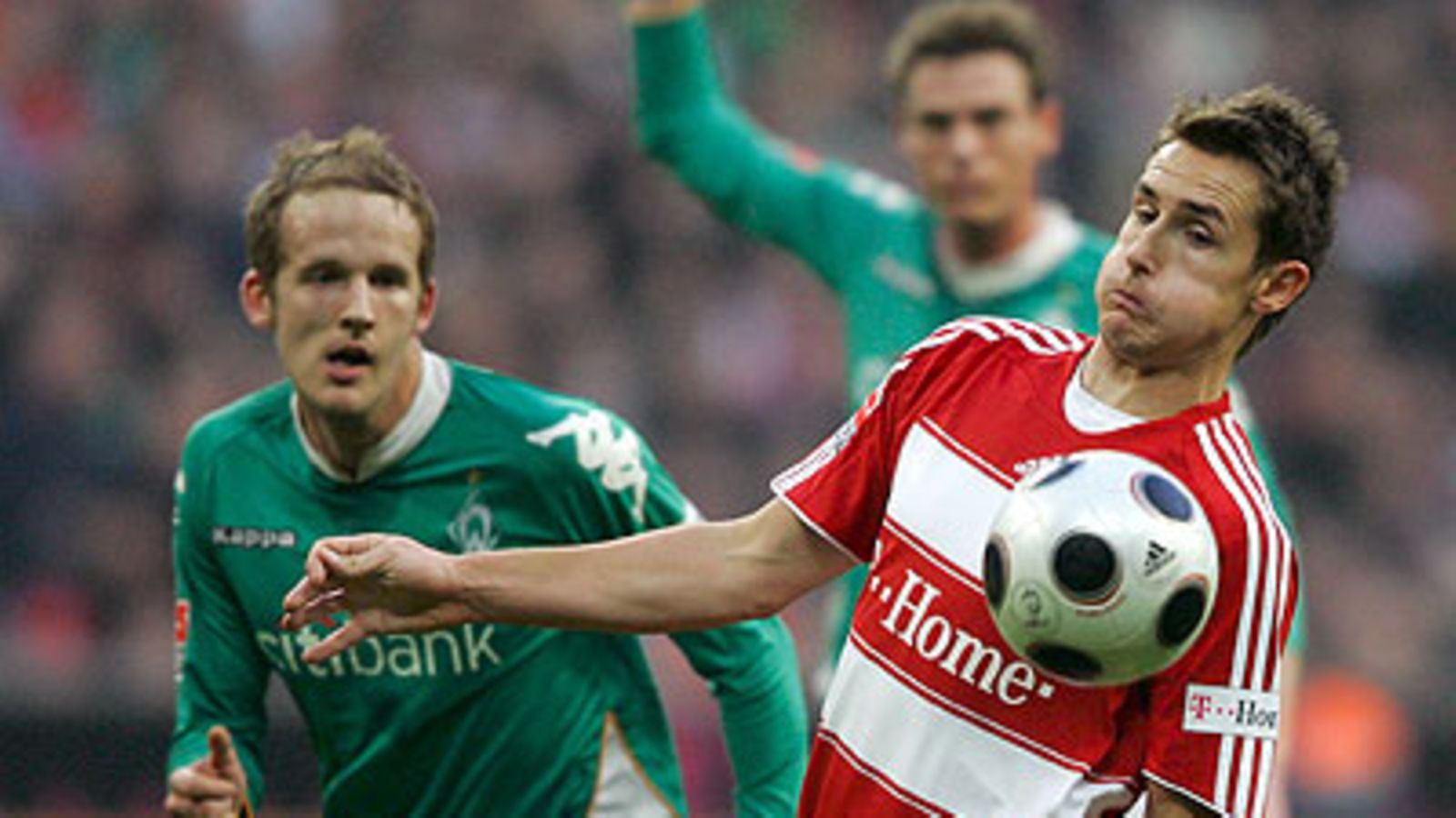 Bremenin Petri Pasanen ja Bayernin Miroslav Klose, kuva: EPA/Matthias Schrader