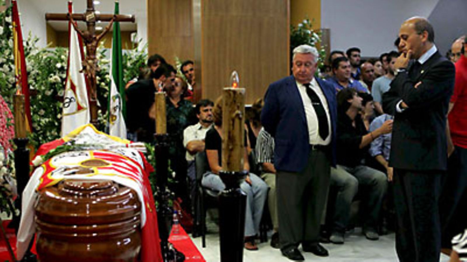 Antonio Puertan arkku ja Sevillan puheenjohtaja Jose Maria del Nido, kuva: EPA/SEVILLE FOOTBALL CLUB