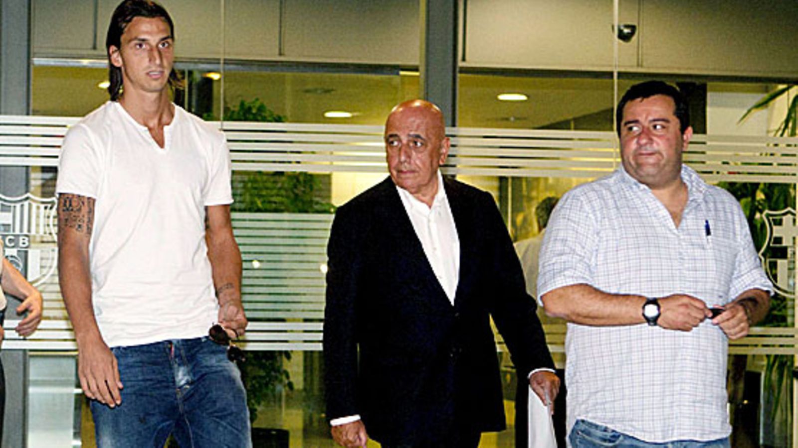 Zlatan Ibrahimovic,  AC Milanin varapresidentti Adriano Galiani ja Zlatanin agentti Mino Raiola, kuva:EPA/TONI GARRIGA