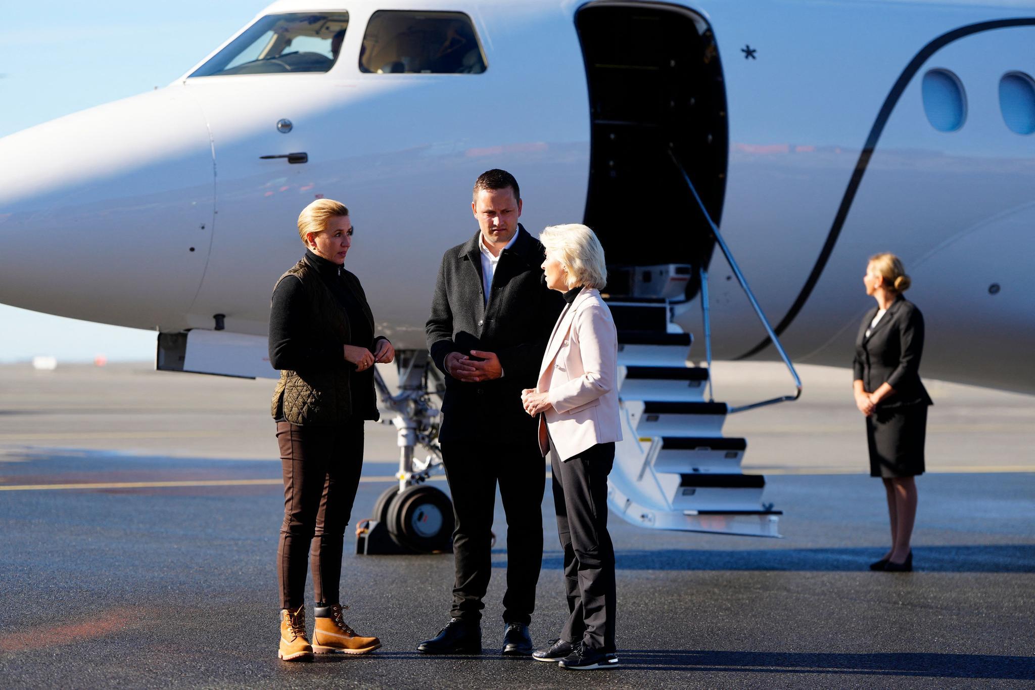 Tanskan pääministeri Mette Frederiksen, Grönlannin pääministeri Jens-Frederik Nielsen ja Euroopan komission johtaja Ursula von der Leyen Grönlannissa 6. syyskuuta.