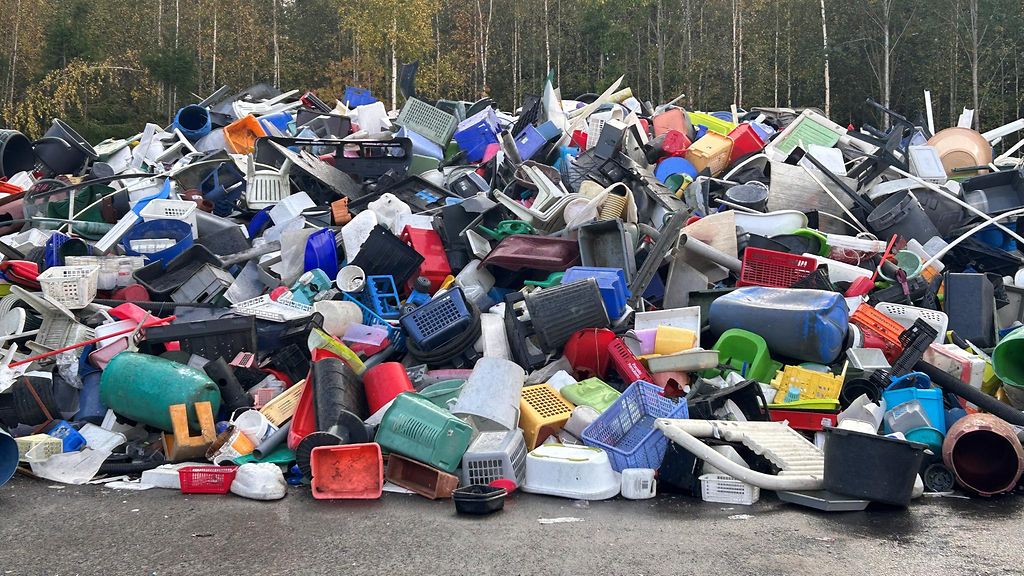 Suomi maksaa EU:lle 90 miljoonaa vuodessa, sillä emme kierrätä tarpeeksi muovia – uusi laitos ottaa vastaan pulkat ja ämpäritkin