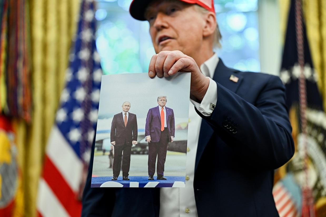 Trump esittelemässä kuvaa, joka hänestä ja Putinista otettiin Alaskassa elokuussa 2025.
