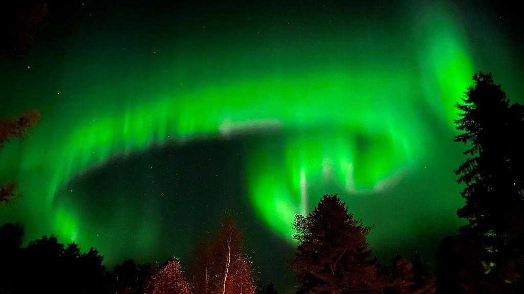 Yötaivas tarjoaa parastaan: Hulppeat revontulet hohtavat lukijoiden kuvissa