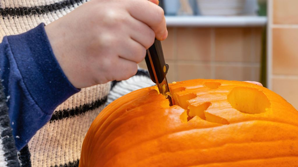 Kouluiskut näkyvät Puolan kaupoissa halloweenina: Leikkiveitset pois hyllyistä