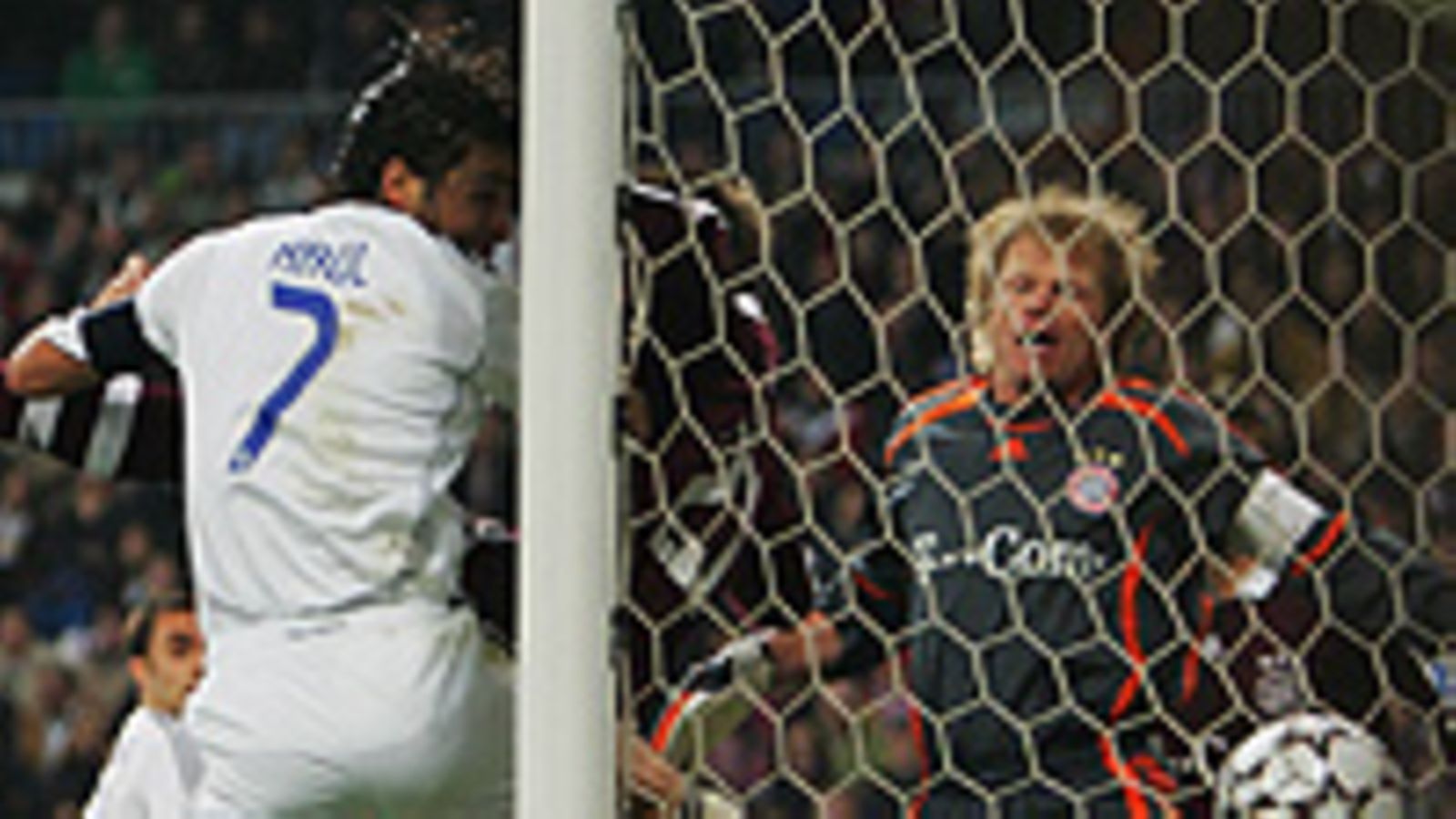 Real Madridin Raul tekee maalin Bayernin verkkoon, kuva: Sandra Behne/Bongarts/Getty Images