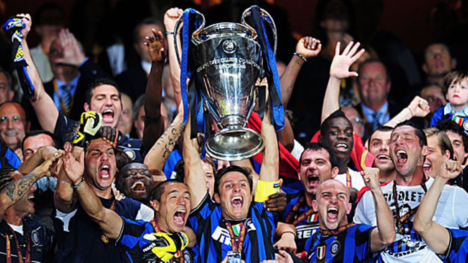 Inter-kapteeni Javier Zanetti nostaa UCL-pokaalia. Kuva: Shaun Botterill/GETTY.