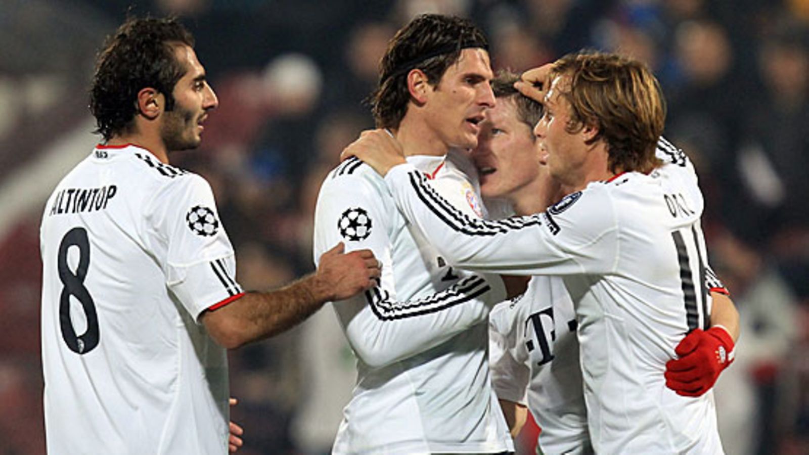 Hattutempun tehnyt Mario Gomez joukkukavereidensa onniteltavana.