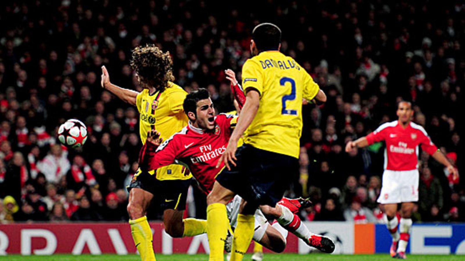 Carles Puyol kaataa Cesc Fabregasin kohtalokkaasti. Kuva: Shaun Botterill/GETTY.