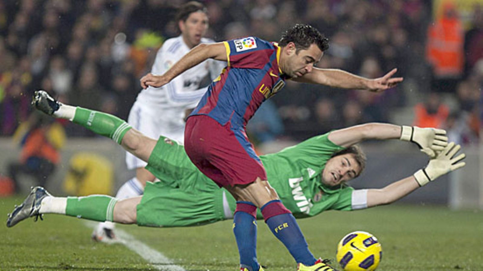 Xavi yrittää ohittaa Iker Casillasin.