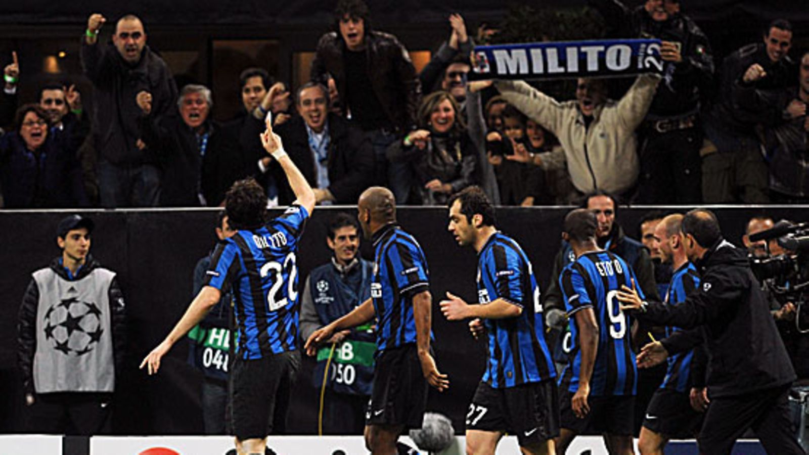 Diego Milito kiittää kannattajia. Kuva: Valerio Pennicino/GETTY.