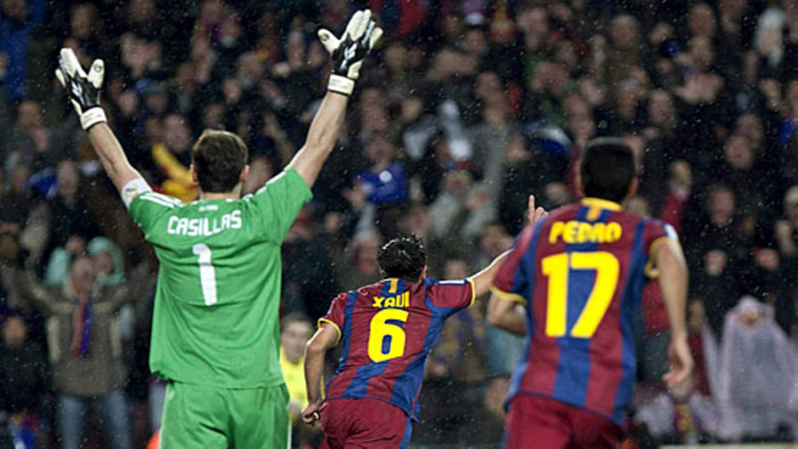 Iker Casillas viittoo turhaan paitsiota.