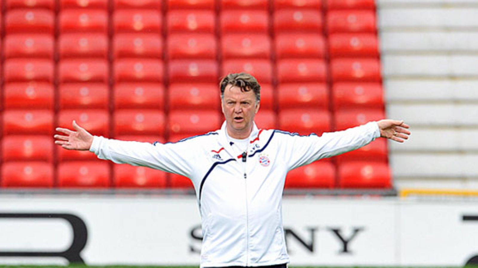 Valloittaako Louis van Gaal Old Traffordin keskiviikkona. Kuva: Andreas Gebert/EPA.