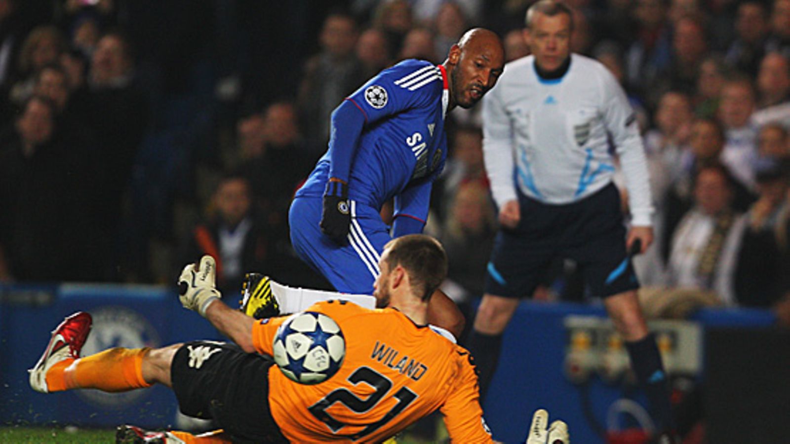 Chelsean Nicolas Anelka ja FC Kööpenhaminan maalivahti Johan Wiland.