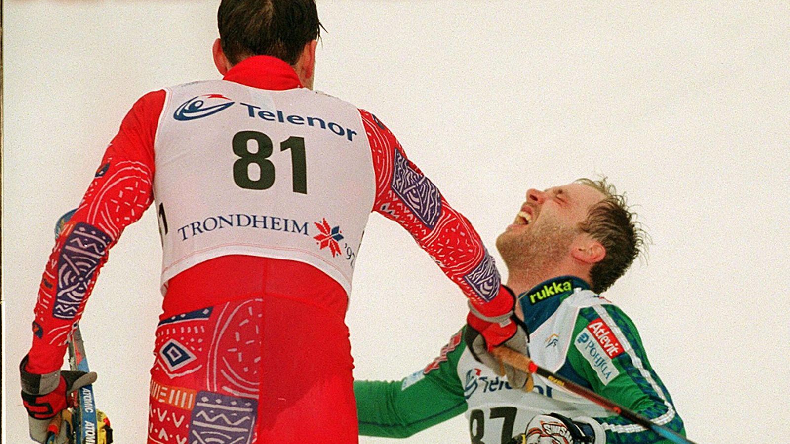 Hopeamitalisti Erling Jevne onnittelee Trondheimin 50 kilometrin hiihdon voittanutta Mika Myllylää.