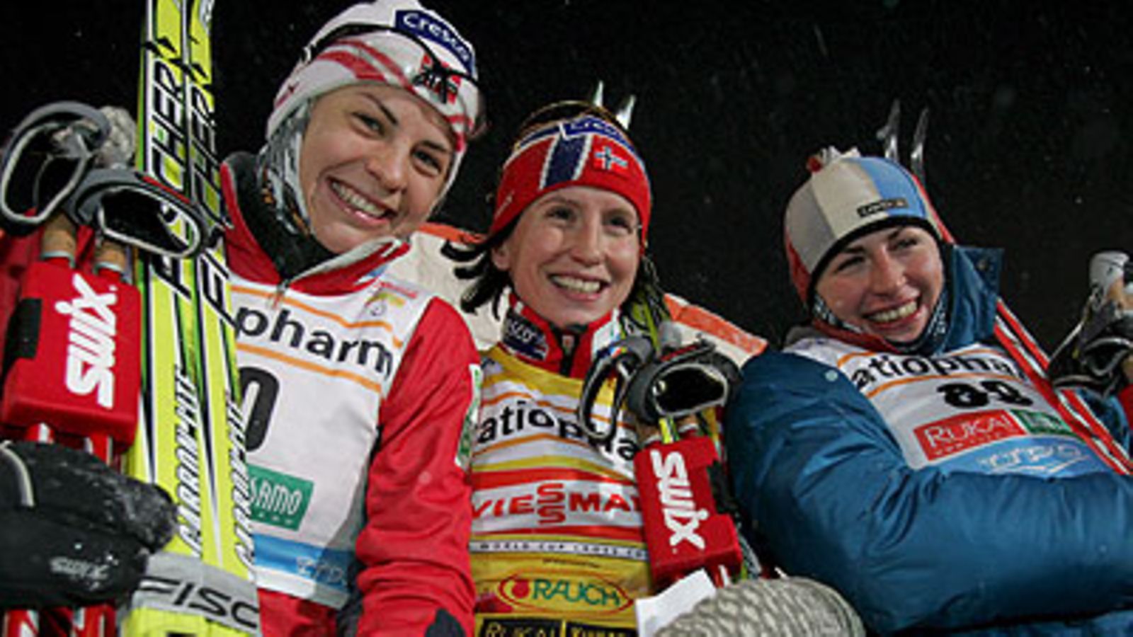 Marit Björgen (kesk.), Astrid Jakobsen ja Justyna Kowalczyk. Kuva: Seppo Sirkka/EPA.
