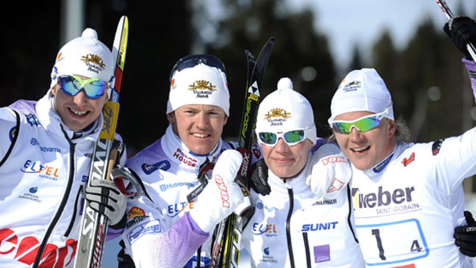 Vuokatti Ski Teamin miehet vasemmalta, Martti Jylhä, Sami Jauhojärvi, Teemu Härkönen ja Mikko Koutaniemi juhlivat miesten 4 x 10 km viestin voittoa