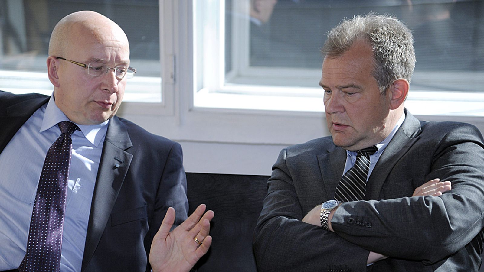 Lääkärit Jarmo Karpakka ja Jorma Penttinen odottivat STT:n doping-oikeudenkäynnin alkua Helsingin käräjäoikeudessa