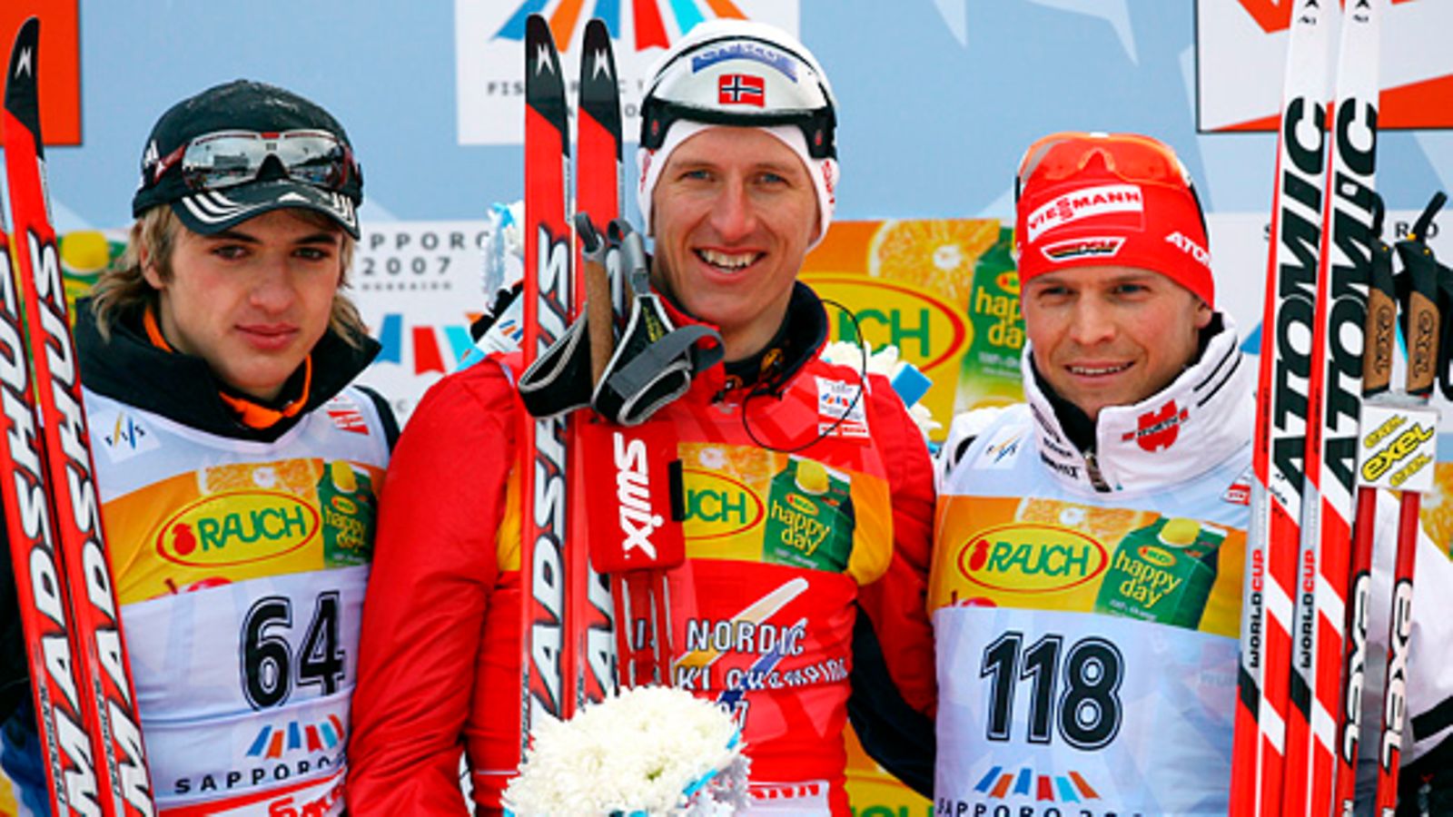Lars Berger (kesk.),  Leonid Karnejenka ja Tobias Angerer muodostivat yllättävän mitalikolmikon Sapporon 15 kilometrillä.