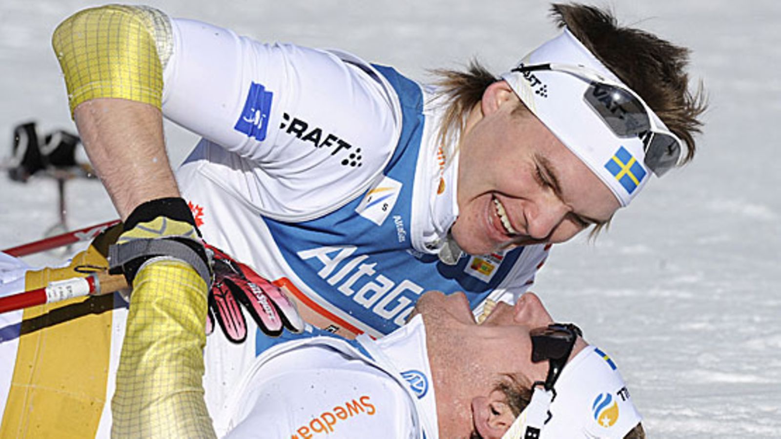 Robin Bryntesson ja Emil Jönsson riehakkaina, kuva: EPA/BONNY MAKAREWICZ