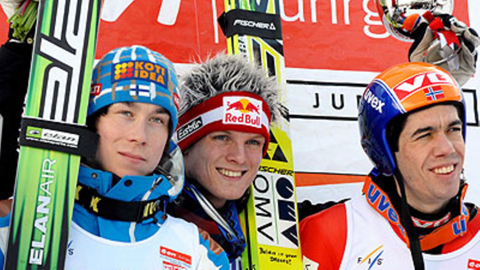 Janne Happonen, Thomas Morgenstern ja Anders Bardal, kuva: EPA/ROBERT GILHOOLY