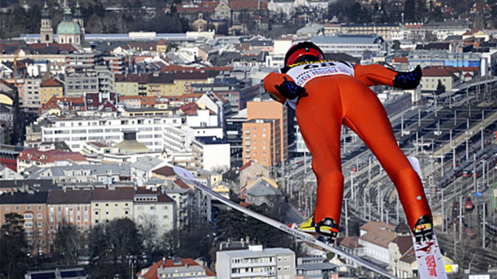Janne Ahonen lentää ilmojen halki Innsbruckissa tammikuussa 2010