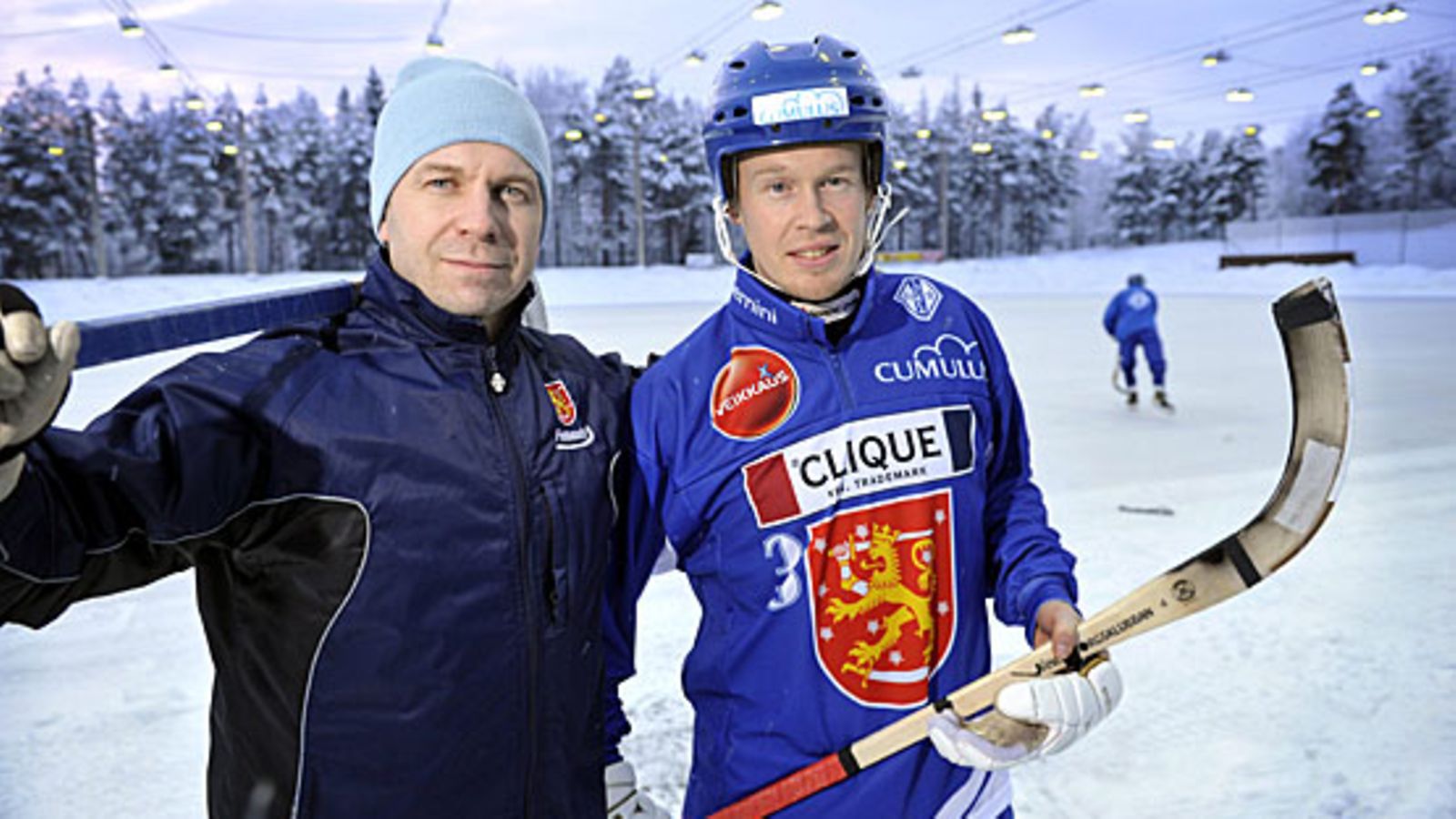 Jääpallomaajoukkueen päävalmentaja Tommy Österberg (vas.) ja kapteeni Ville Aaltonen