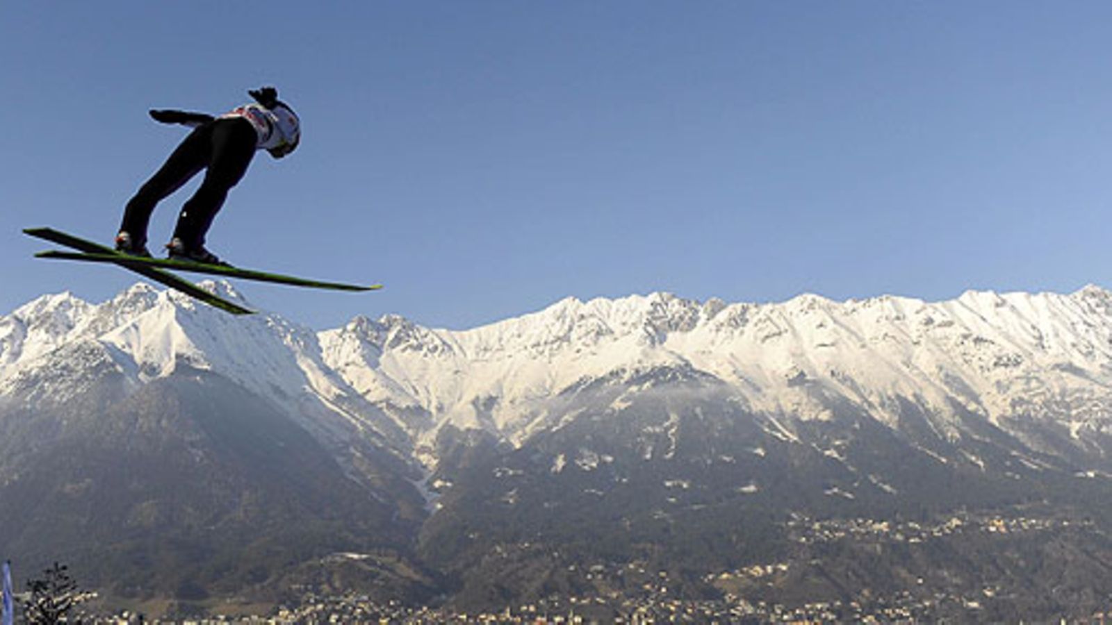 Harri Olli lentää Innsbruckissa. Kuva: Barbara Gindl/EPA.
