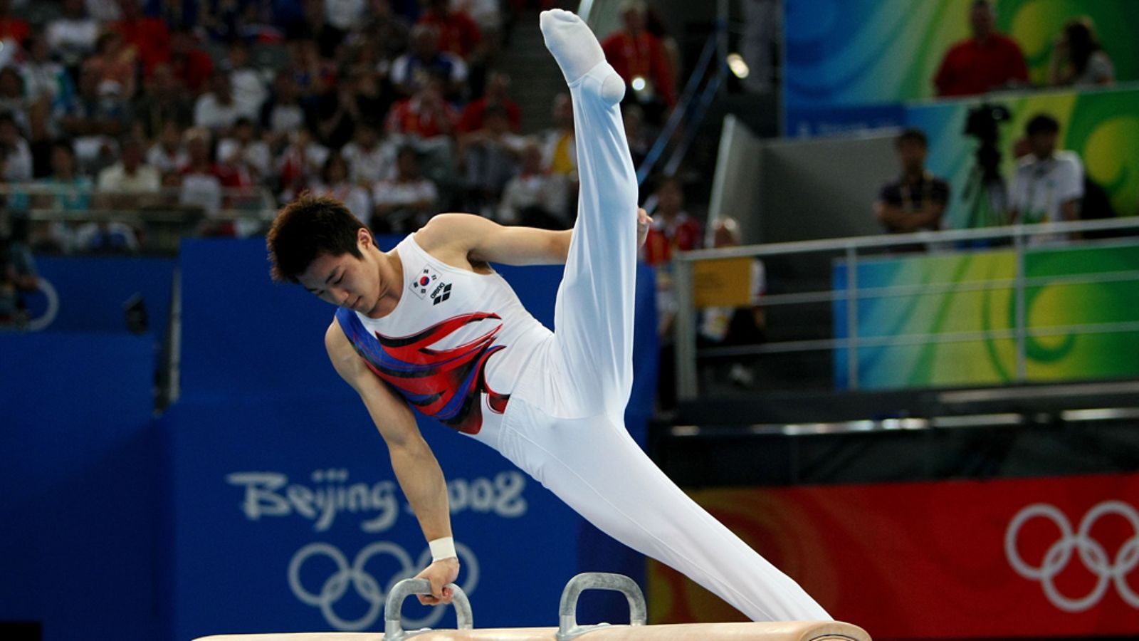 Telinevoimistelussa miesten hevosella vauhdissa Etelä-Korean Kim Jihoon.