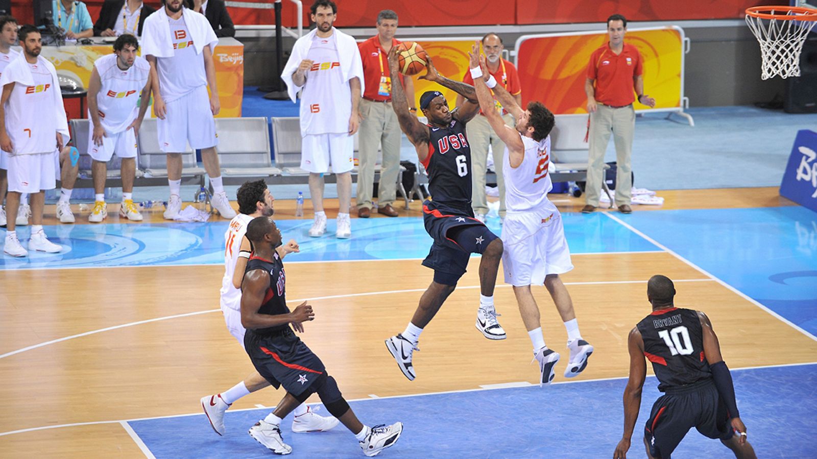 LeBron James ajaa korille koripallon olympiafinaalissa Yhdysvallat-Espanja, Peking 2008.