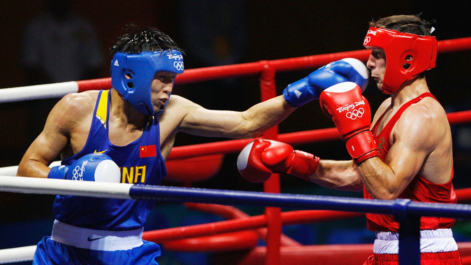 Nyrkkeilyn raskaan keskisarjan olympiakultaa voitti sinisessä asussa otellut Kiinan Zhang Xiaoping. Peking, 2008.