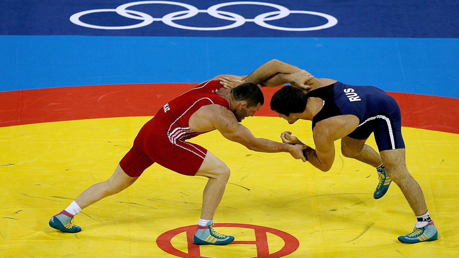 Painimolskille Venäjän Širvani Muradov (oik.) voitti vapaapainin 96kg sarjan olympiakultaa. Peking, 2008.
