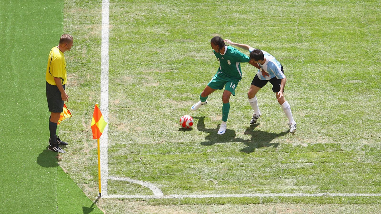 Peter Odemwingie (vas.) ja Nicolas Pareja Pekingin olympiafinaalissa 2008.