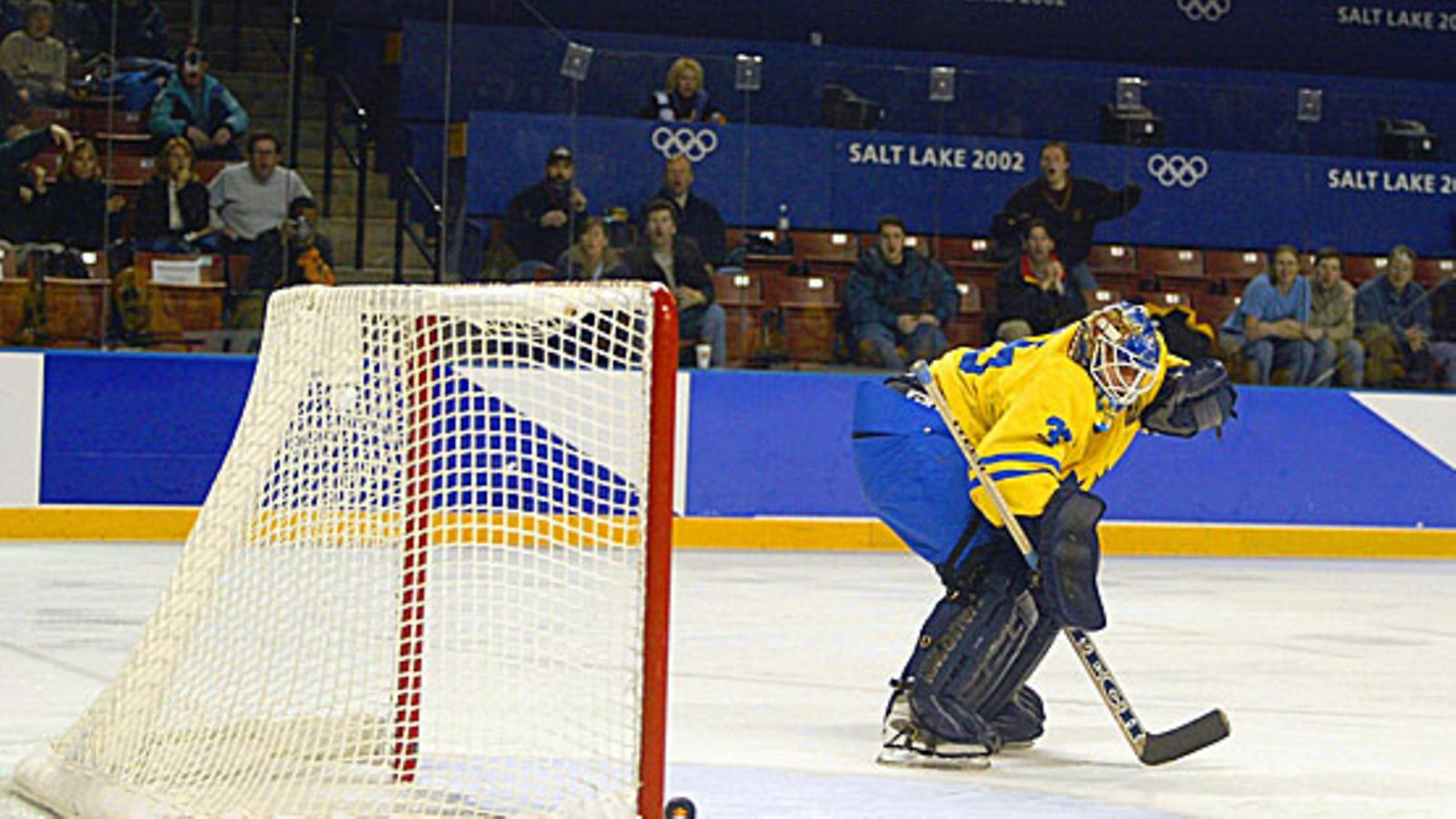Den glider in. Tommy Salo katsoo kiekon lipuvan ohitseen Salt lake Cityn kisoissa. Kuva: Al Bello/GETTY.