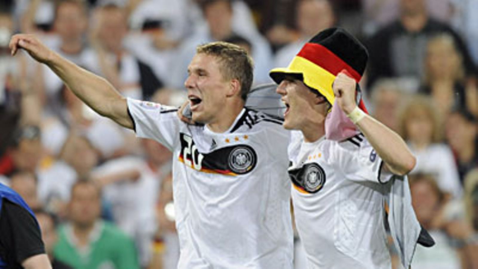 Lukas Podolski ja Bastian Schweinsteiger. Kuva: Daniel Dal Zennaro/EPA.