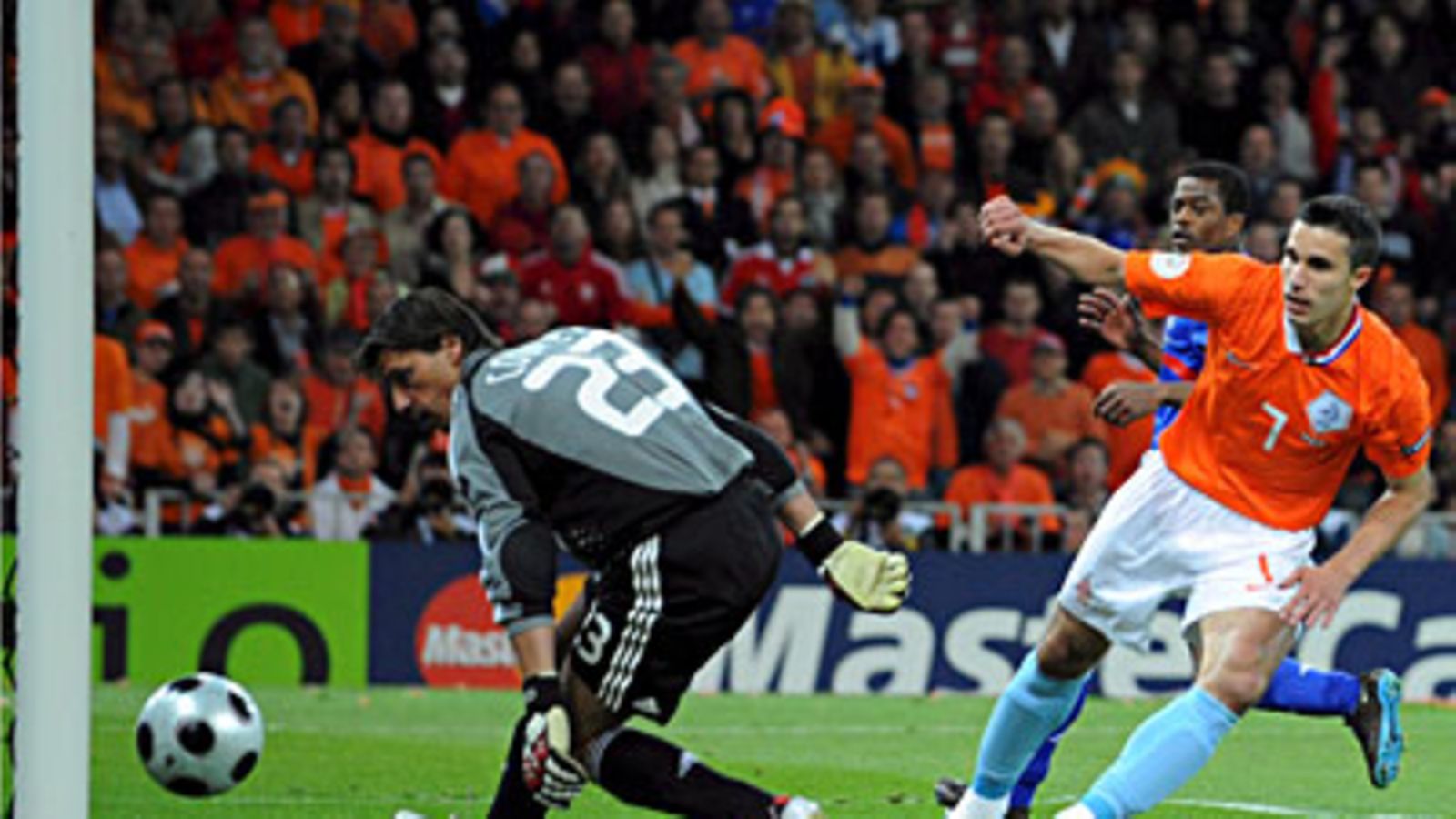 Robin van Persie ohittaa Grégory Coupét´n. Kuva: Daniel dal Zennaro/EPA.