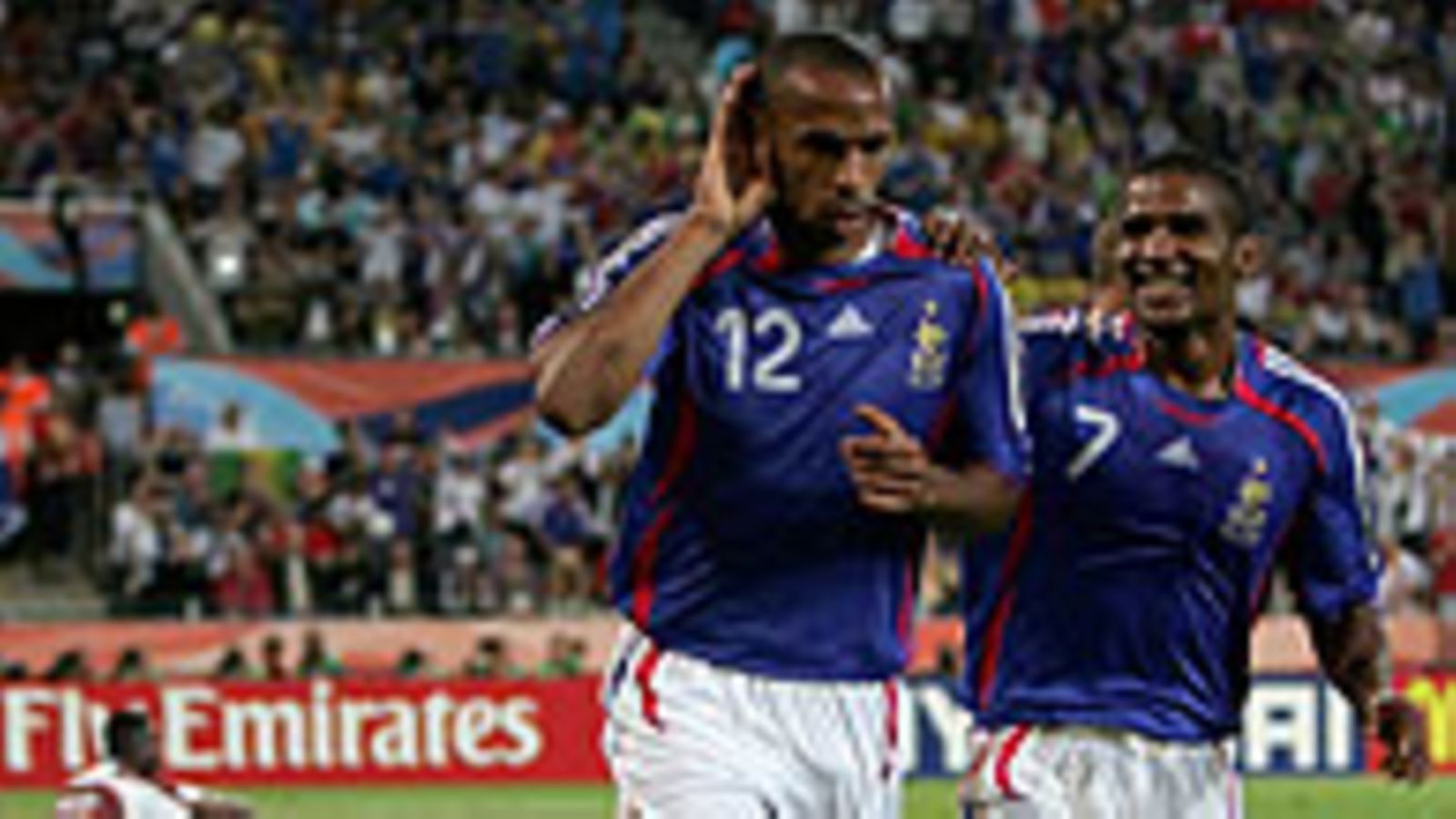 Thierry Henry, Ranska (keskellä), juhlii maalia, Photo: Phil Cole/Getty Images Sport
