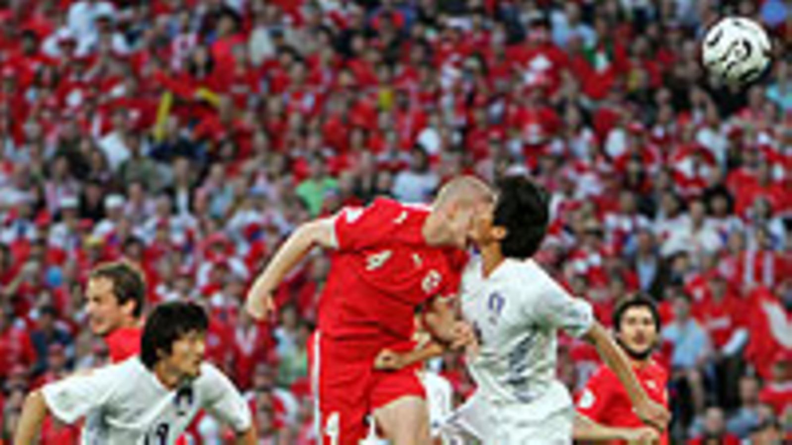 Philippe Senderos, Sveitsi (keskellä), puskee, Etelä-Korea-pelissä, Photo: Stu Forster/Getty Images Sport