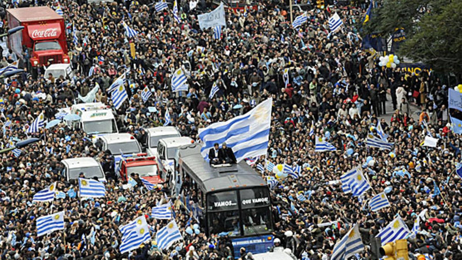 150 000 ihmistä oli vastaanottamassa Uruguayn maajoukkuetta kotiin, kuva: Fernando Moran/EPA
