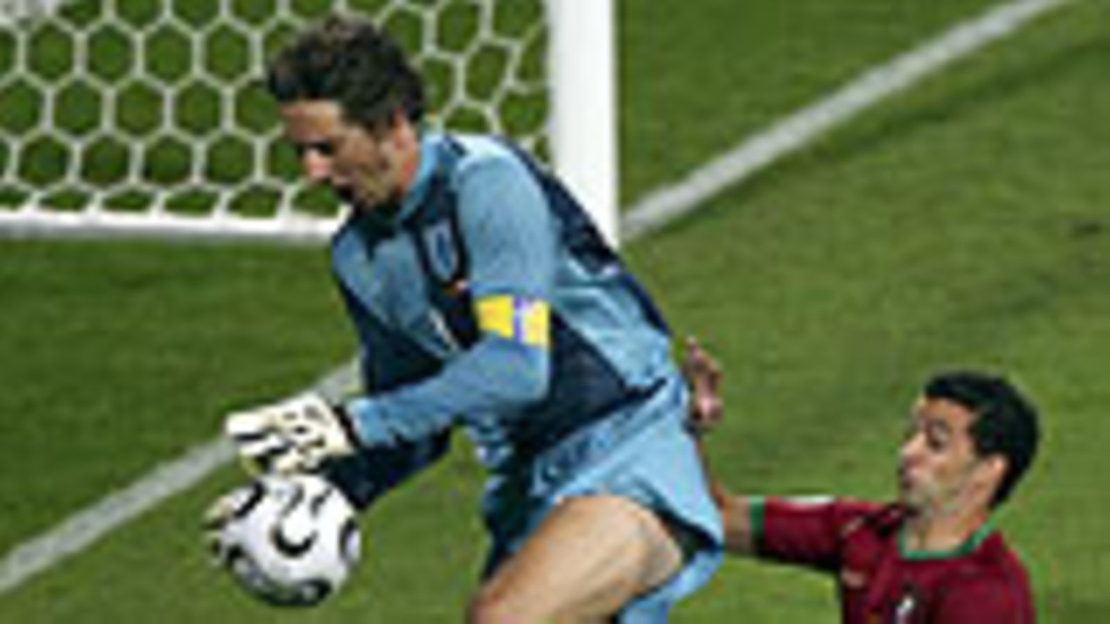 Edwin van der Sar, Hollanti (vas.), ja Simao Sabrosa, Portugali, Photo: Michael Steele/Getty Images Sport