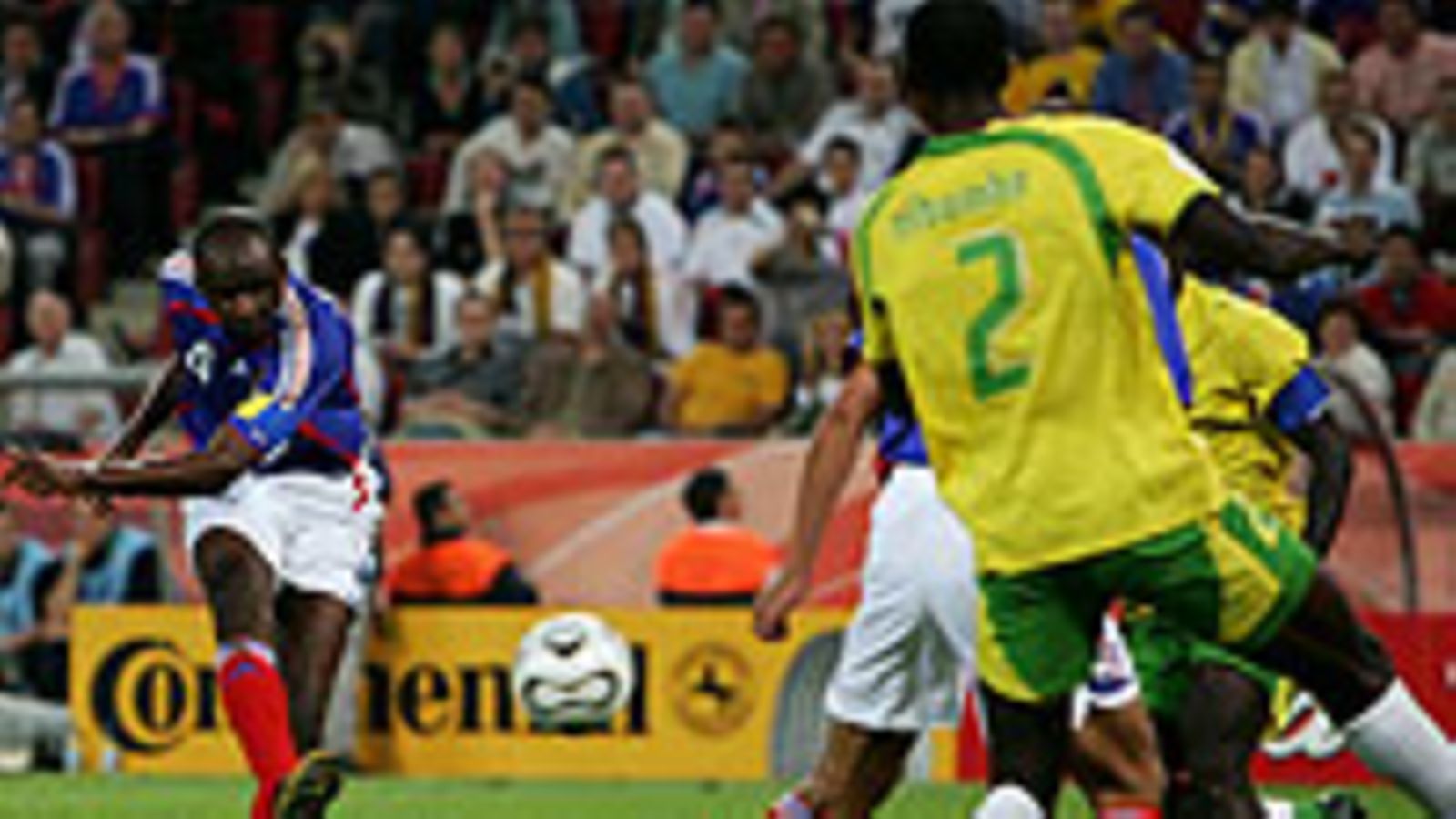 Patrick Vieira, Ranska, potkaisee palloa Togo-pelissä, Photo: Laurence Griffiths/Getty Images Sport