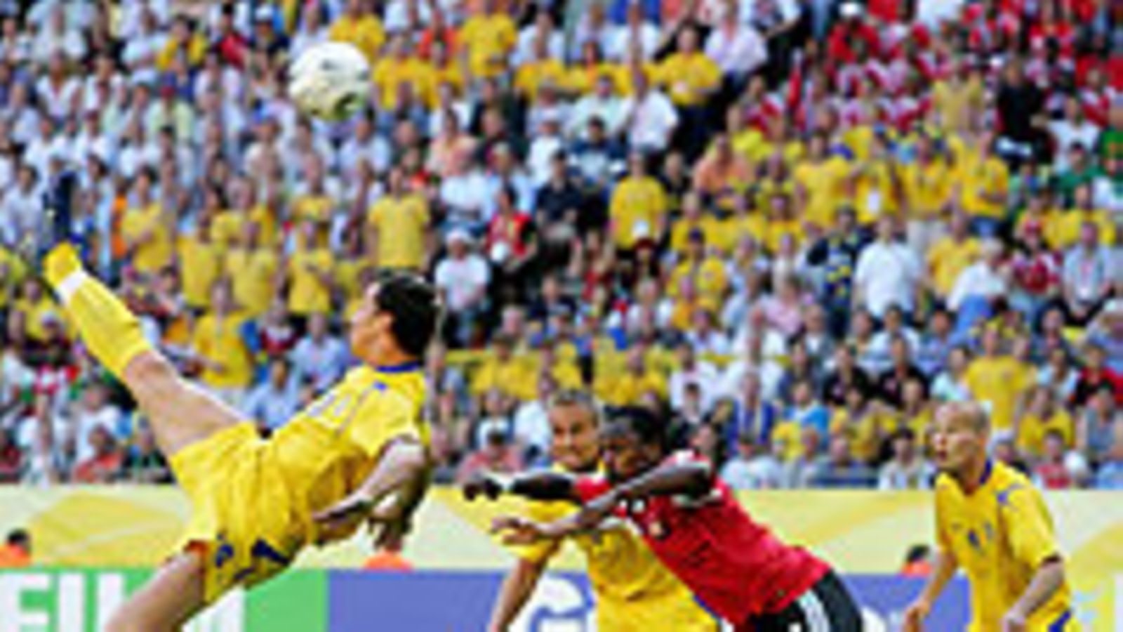 Zlatan Ibrahimovic, Ruotsi, potkaisee, Trinidad & Tobago -peli, Photo: Laurence Griffiths/Getty Images Sport