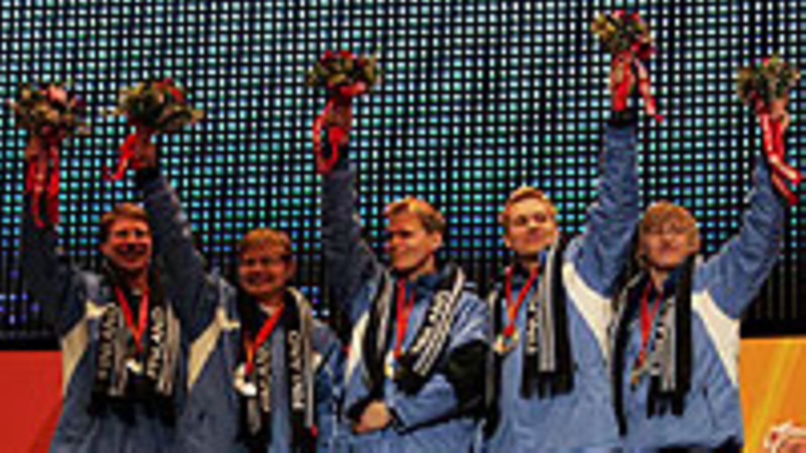 Curlingmiehet mitalit kaulassa, kuva: Stephen Munday