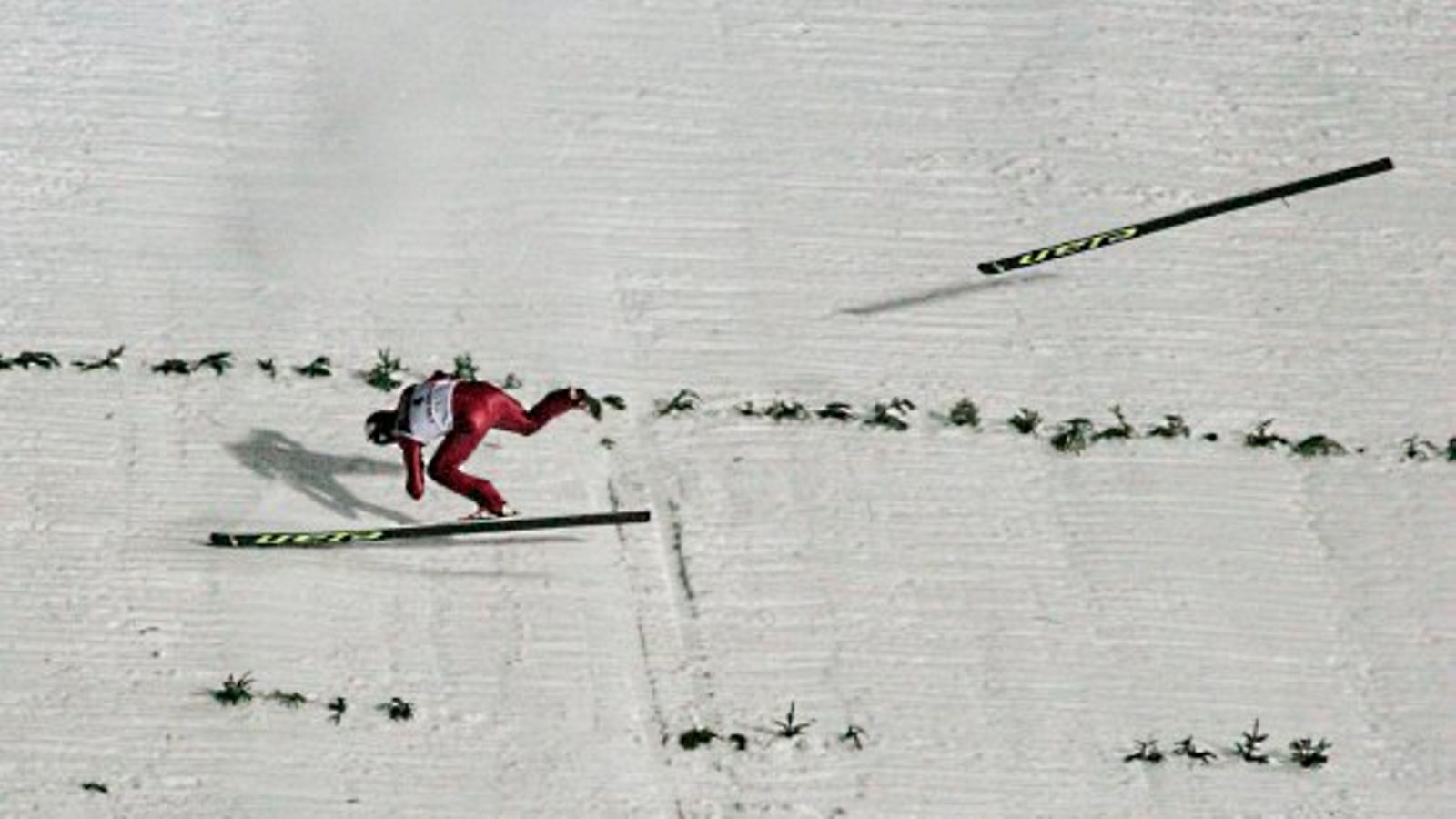 Jan Mazoch kaatuu pahoin Zakopanessa tammikuussa 2007 (Kuva: EPA/GRZEGORZ MOMOT)