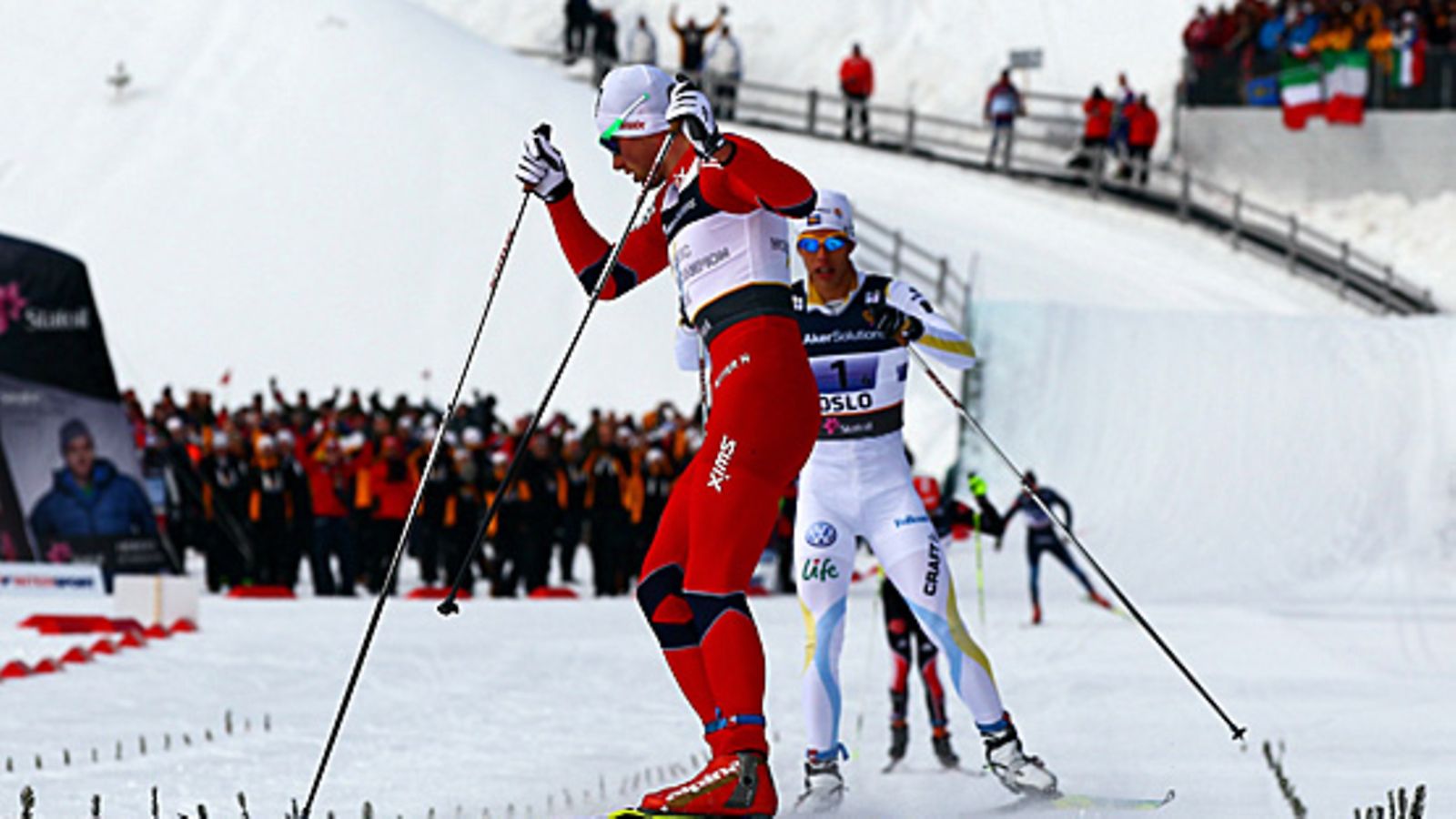 Norjan Petter Northug astuu maaliviivan yli Ruotsin Marcus Hellnerin seuratessa hänen takanaan